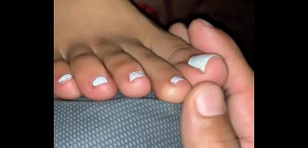  Sleeping feet get touched